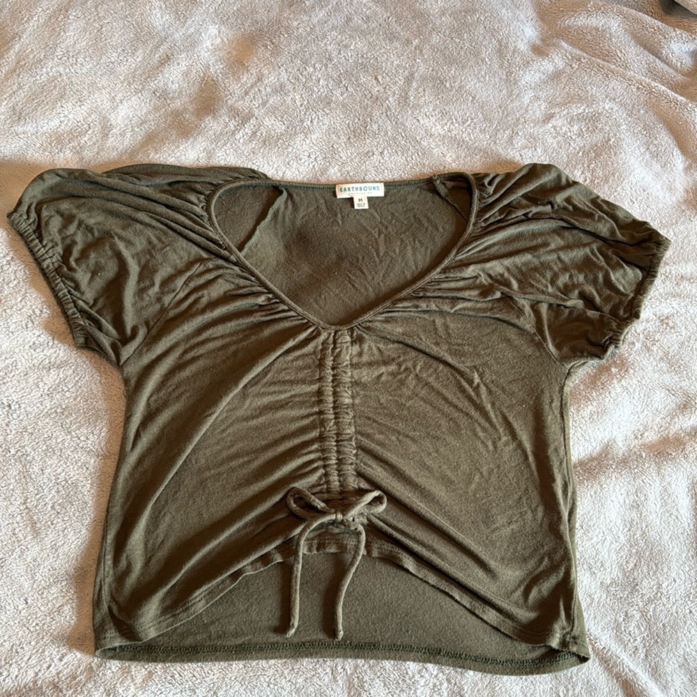 Earthbound women’s tshirt with cinched abdomen for crop fit. Size medium.